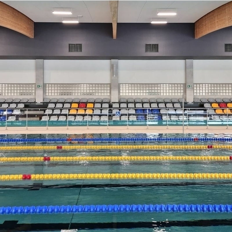 Teleskopisch klappbare Schwimmbadtribüne mit Kunststoffsitzen