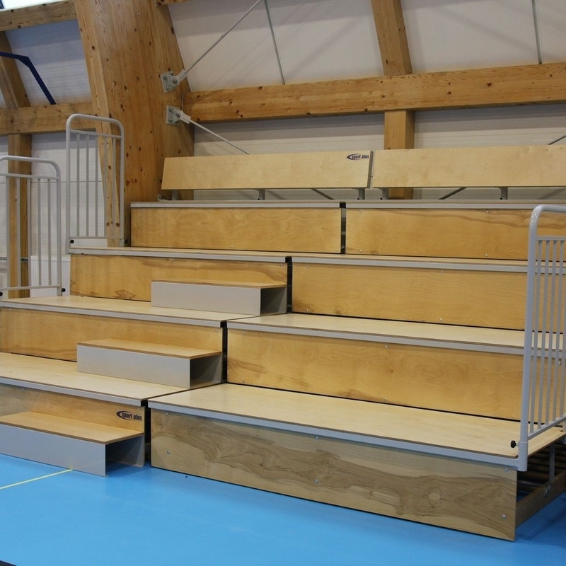 Telescopic sliding ladder-tribune with bench-type seats