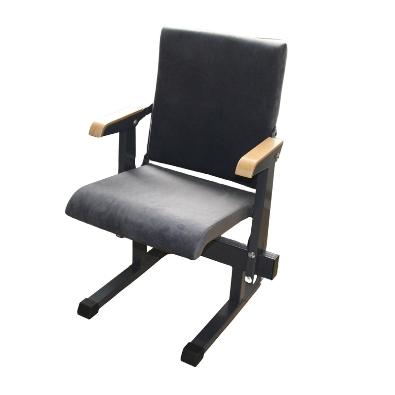 Gepolsterter, durch Schwerkraft klappbarer SPORT PLUS Flip® Sitz